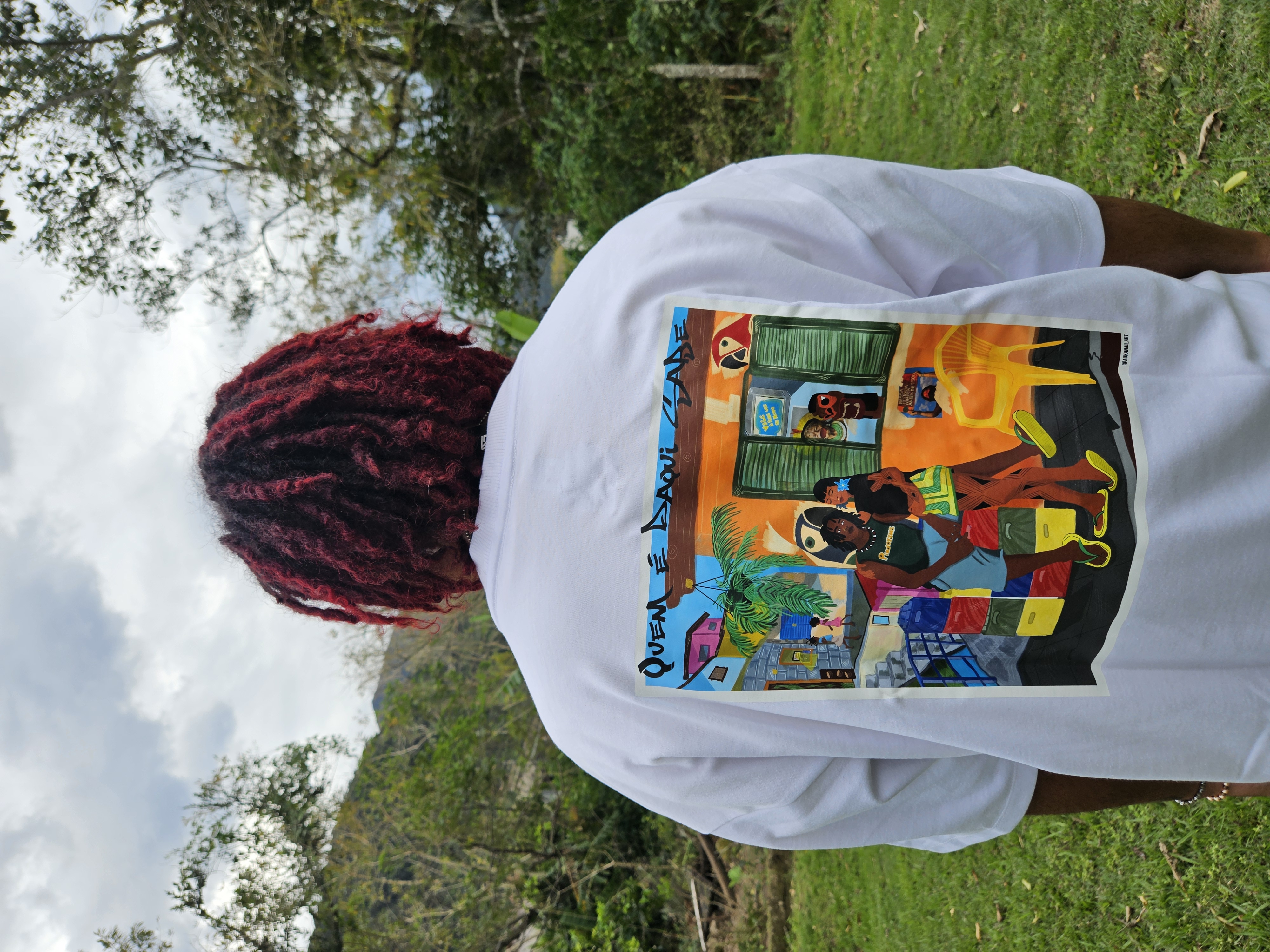Aplicação da arte na camiseta branca.