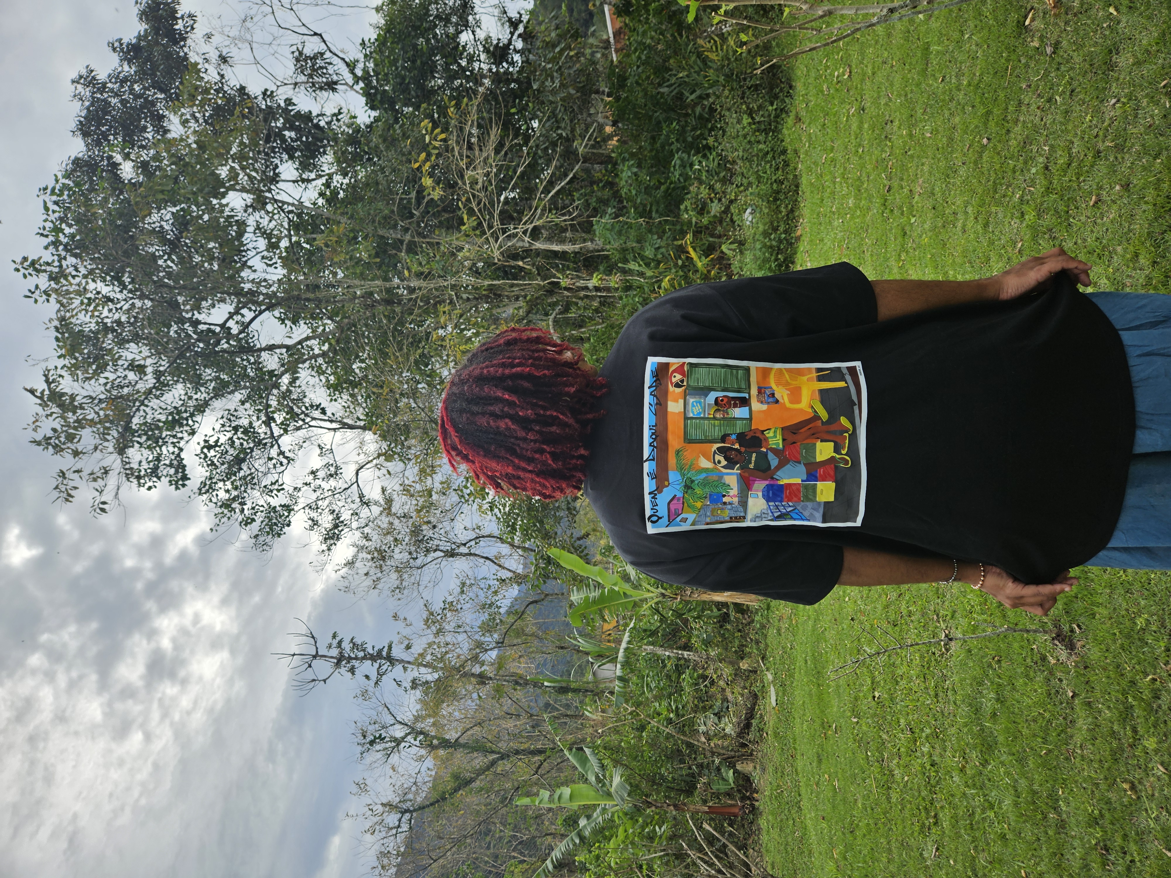 Aplicação da arte na camiseta preta.